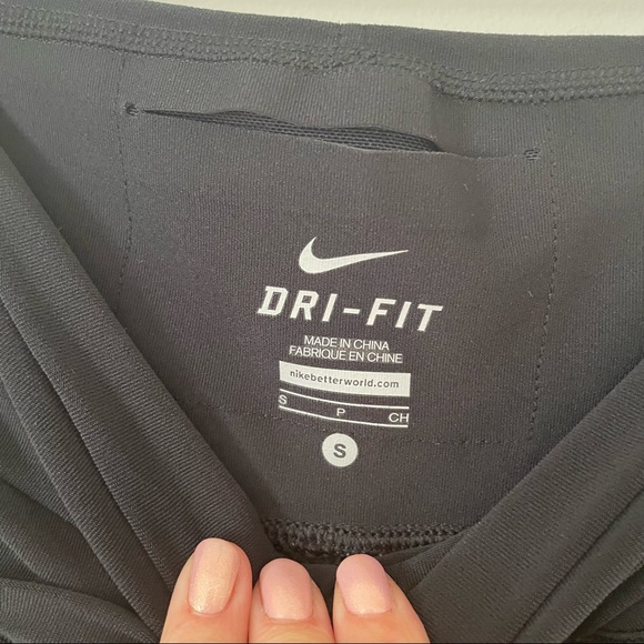 Nike Dry fit  Black cropped leggings with ruched v waist line size small - Picture 4 of 5